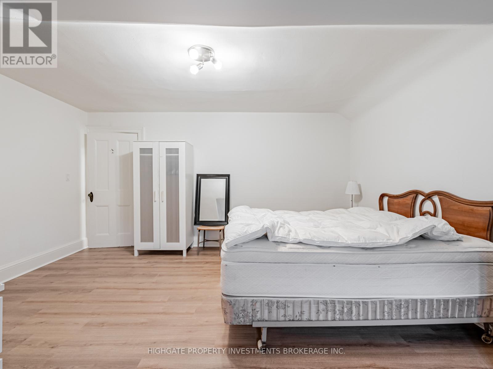 3rd Flr - 351 Palmerston Boulevard, Toronto, Ontario  M6G 2N5 - Photo 19 - C12473748