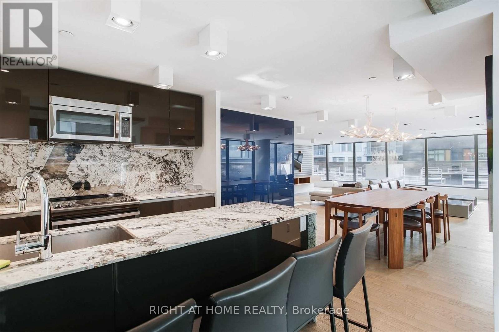408 - 111 Bathurst Street, Toronto, Ontario  M5V 0M9 - Photo 17 - C12473871