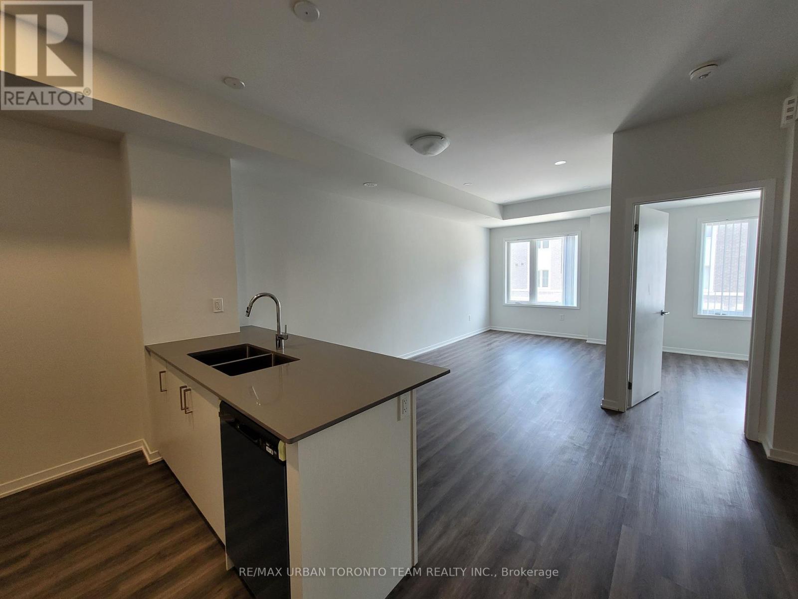 Th215 - 131 Honeycrisp Crescent, Vaughan, Ontario  L4K 5Z8 - Photo 3 - N12473713
