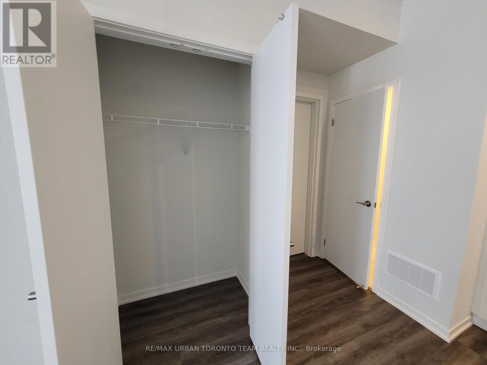 Th215 - 131 Honeycrisp Crescent, Vaughan, Ontario  L4K 5Z8 - Photo 5 - N12473713