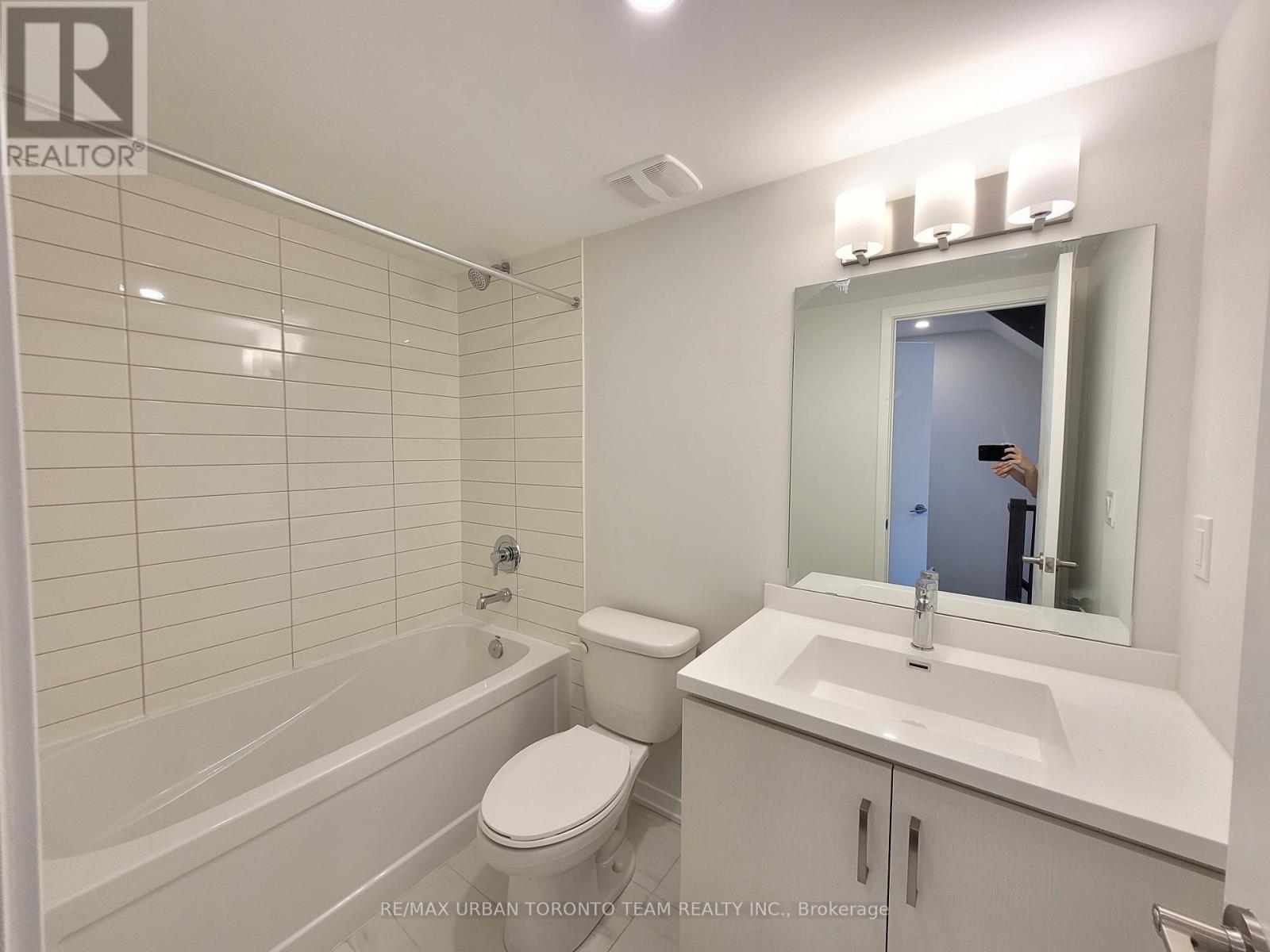 Th215 - 131 Honeycrisp Crescent, Vaughan, Ontario  L4K 5Z8 - Photo 8 - N12473713