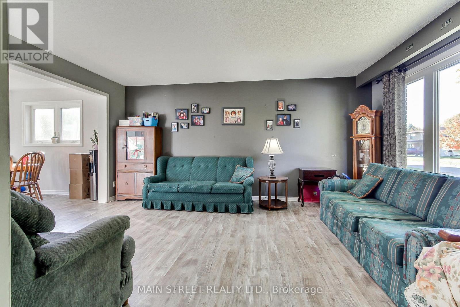 16 Ramsay Street, East Gwillimbury, Ontario  L0G 1H0 - Photo 3 - N12473717