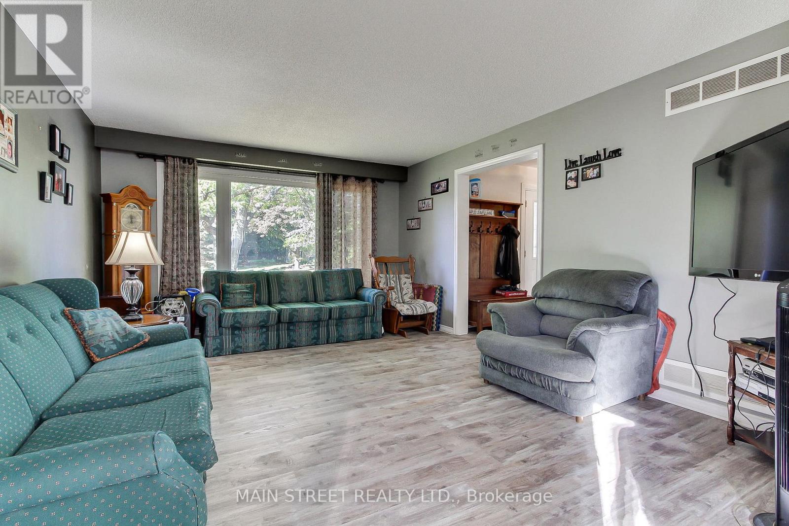 16 Ramsay Street, East Gwillimbury, Ontario  L0G 1H0 - Photo 4 - N12473717