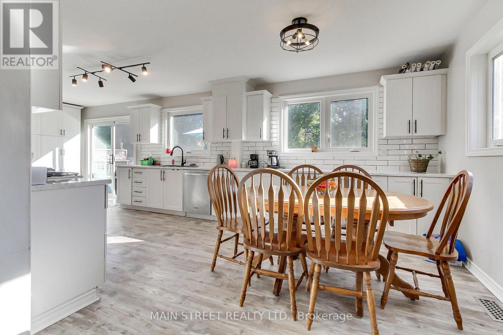 16 Ramsay Street, East Gwillimbury, Ontario  L0G 1H0 - Photo 5 - N12473717