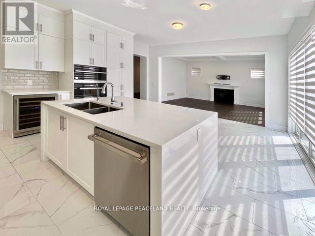49 Sikura Circle, Aurora, Ontario  L4G 3Y9 - Photo 4 - N12473780