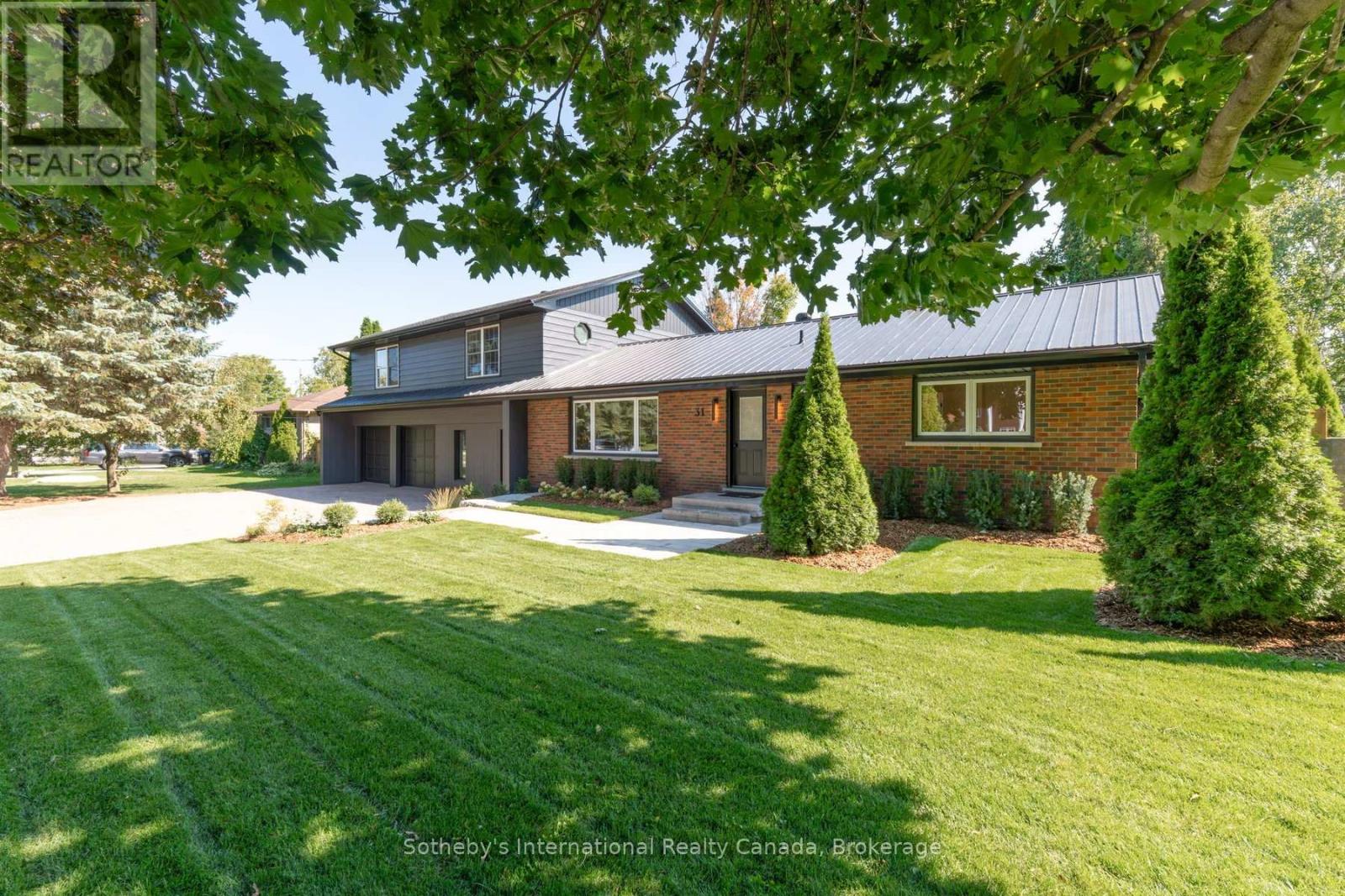 31 Elizabeth Street E, Clearview (Creemore), Ontario  L0M 1G0 - Photo 3 - S12473950