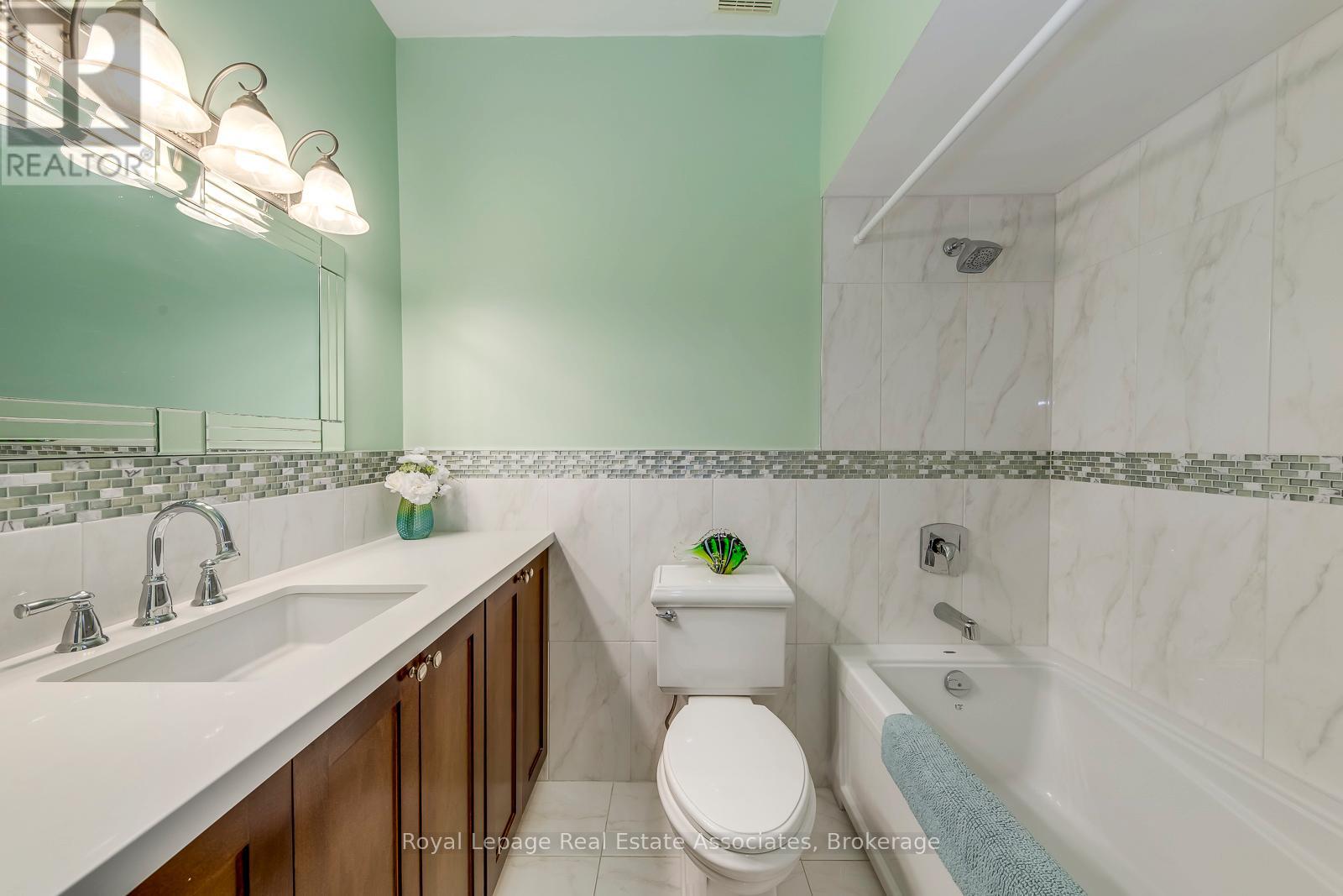 1192 Kos Boulevard, Mississauga, Ontario  L5J 4L7 - Photo 15 - W12402099