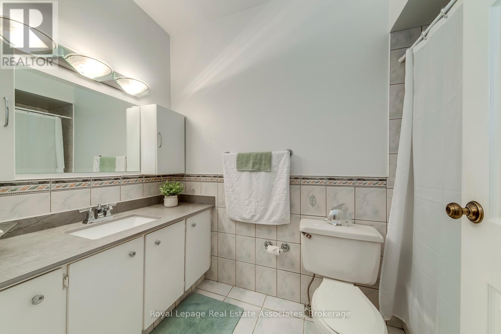 1192 Kos Boulevard, Mississauga, Ontario  L5J 4L7 - Photo 20 - W12402099