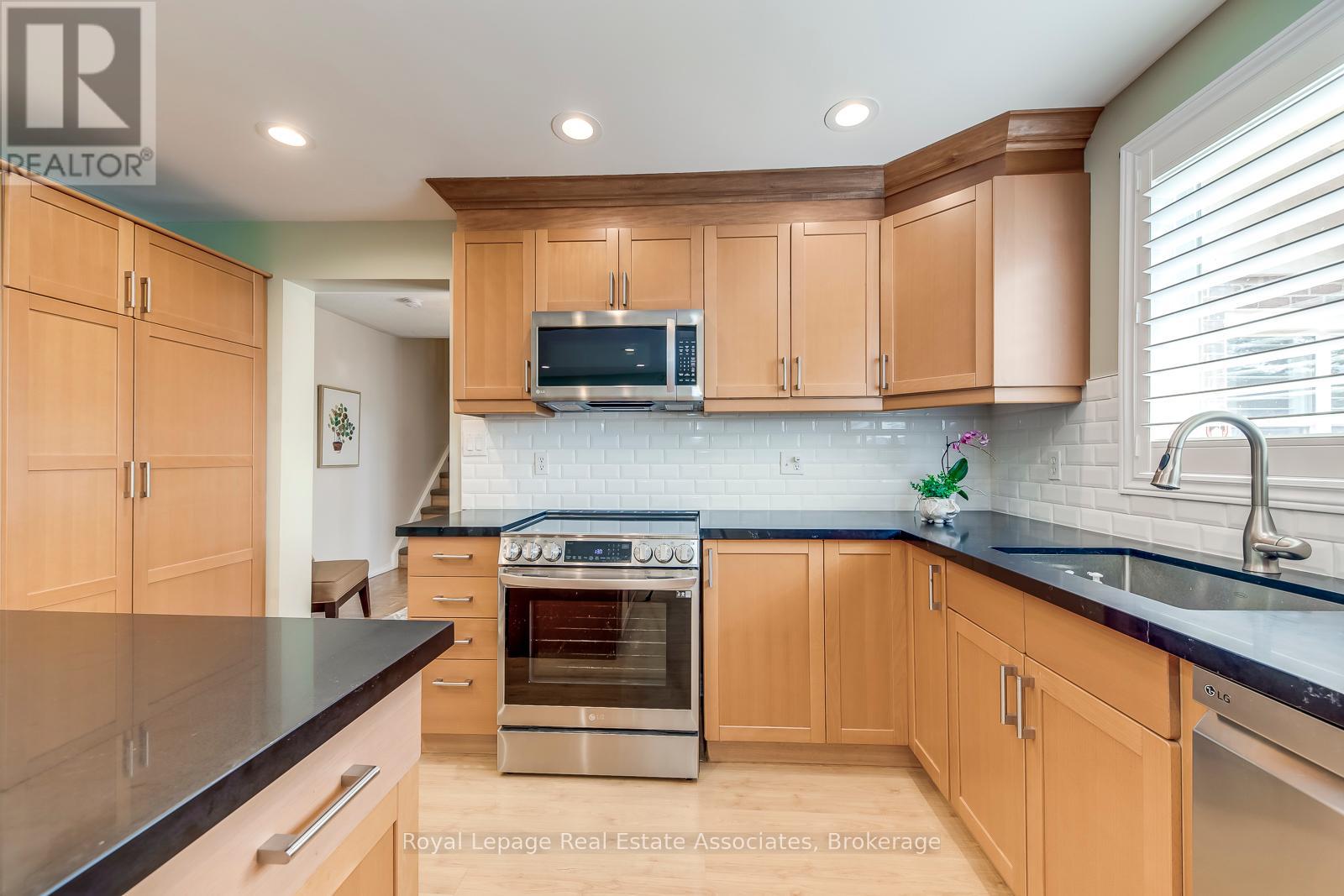 1192 Kos Boulevard, Mississauga, Ontario  L5J 4L7 - Photo 7 - W12402099