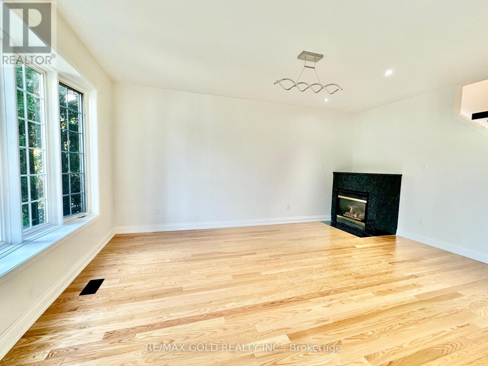 3401 Crompton Crescent, Mississauga, Ontario  L5B 4C7 - Photo 11 - W12473794