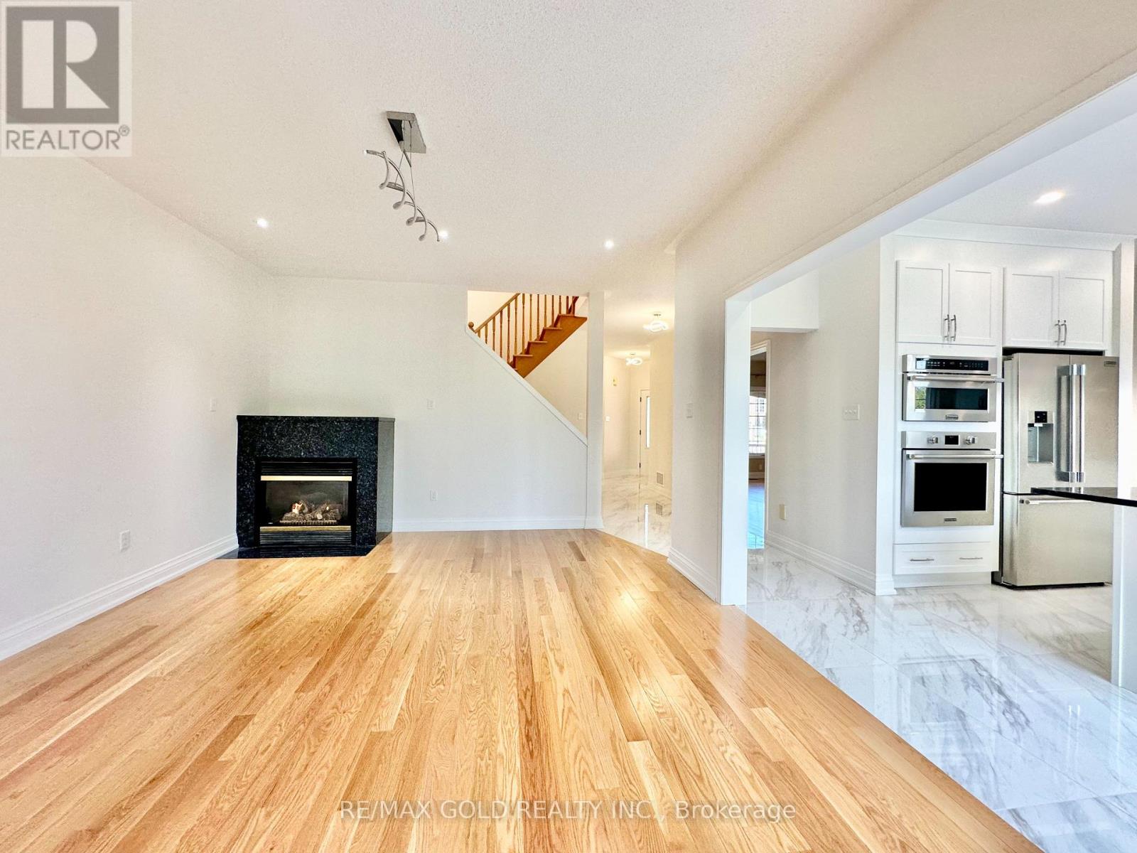 3401 Crompton Crescent, Mississauga, Ontario  L5B 4C7 - Photo 12 - W12473794