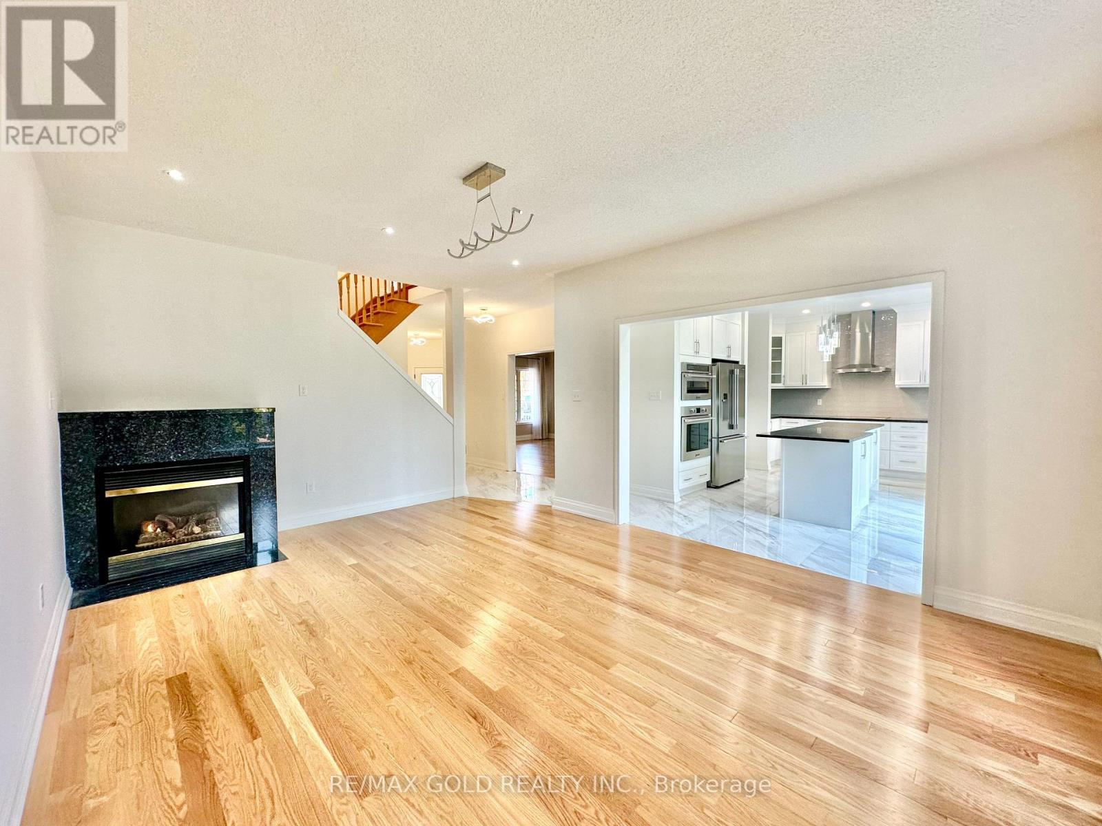 3401 Crompton Crescent, Mississauga, Ontario  L5B 4C7 - Photo 13 - W12473794