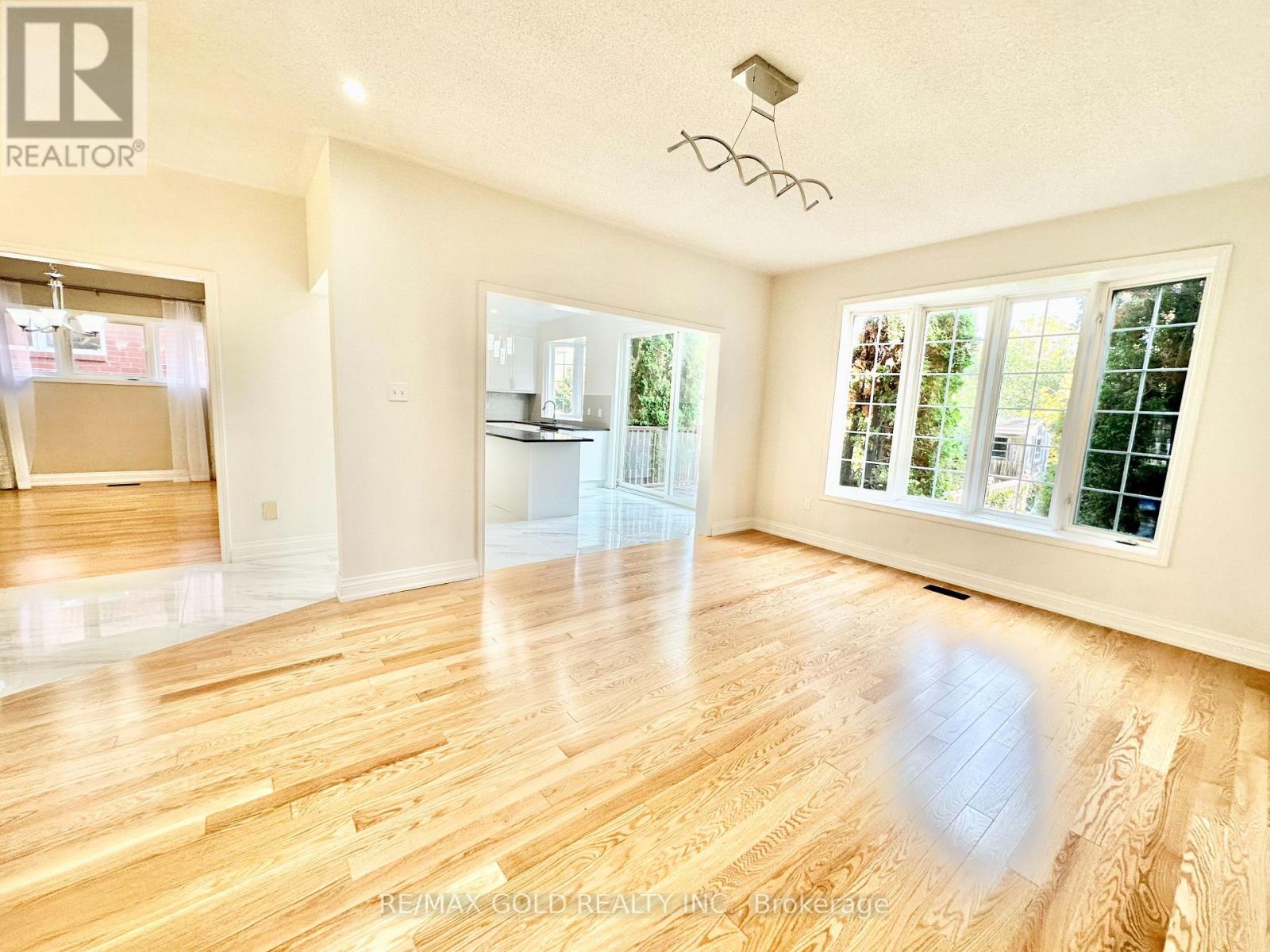 3401 Crompton Crescent, Mississauga, Ontario  L5B 4C7 - Photo 16 - W12473794