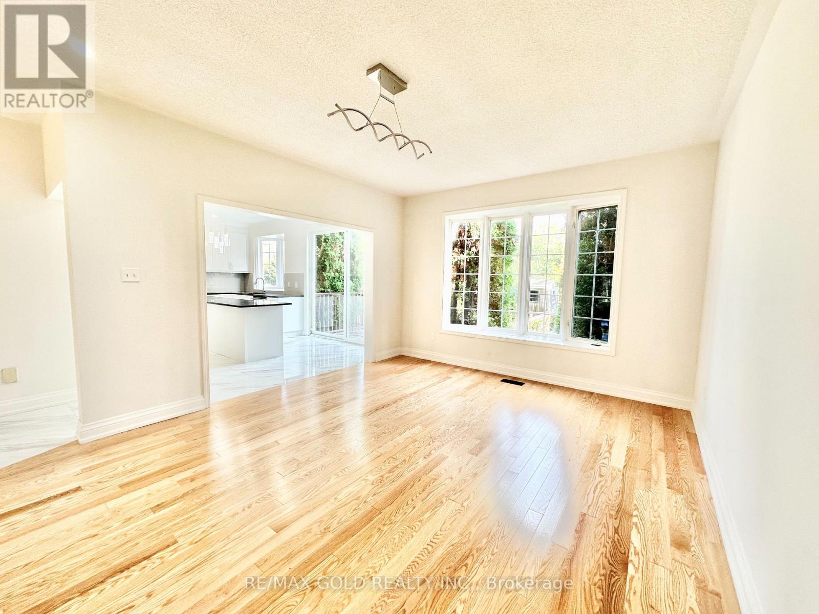 3401 Crompton Crescent, Mississauga, Ontario  L5B 4C7 - Photo 17 - W12473794