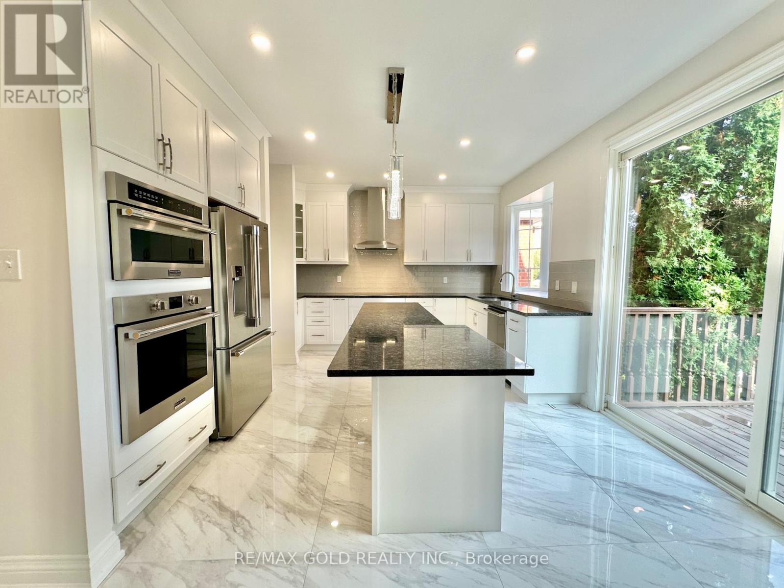 3401 Crompton Crescent, Mississauga, Ontario  L5B 4C7 - Photo 19 - W12473794