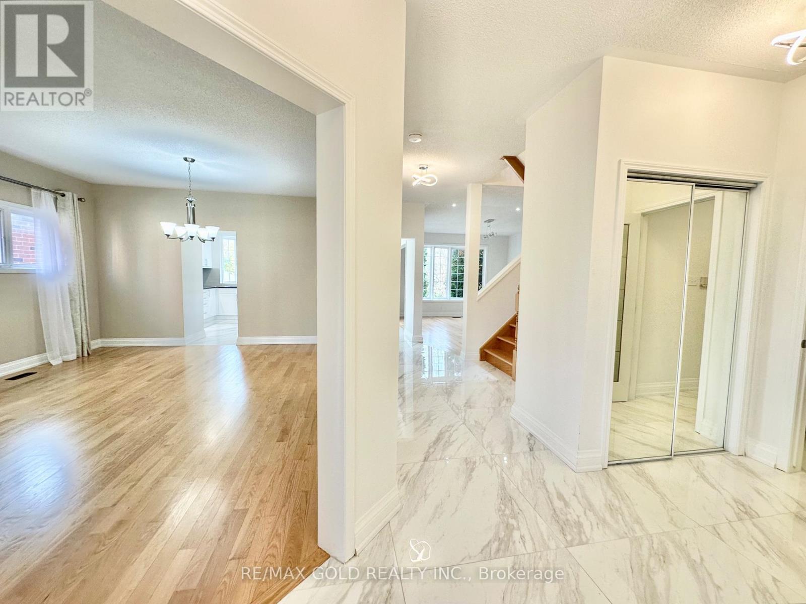 3401 Crompton Crescent, Mississauga, Ontario  L5B 4C7 - Photo 2 - W12473794