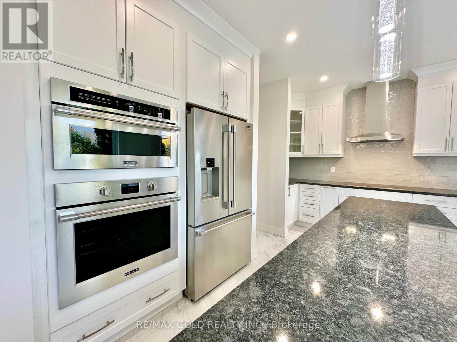 3401 Crompton Crescent, Mississauga, Ontario  L5B 4C7 - Photo 23 - W12473794