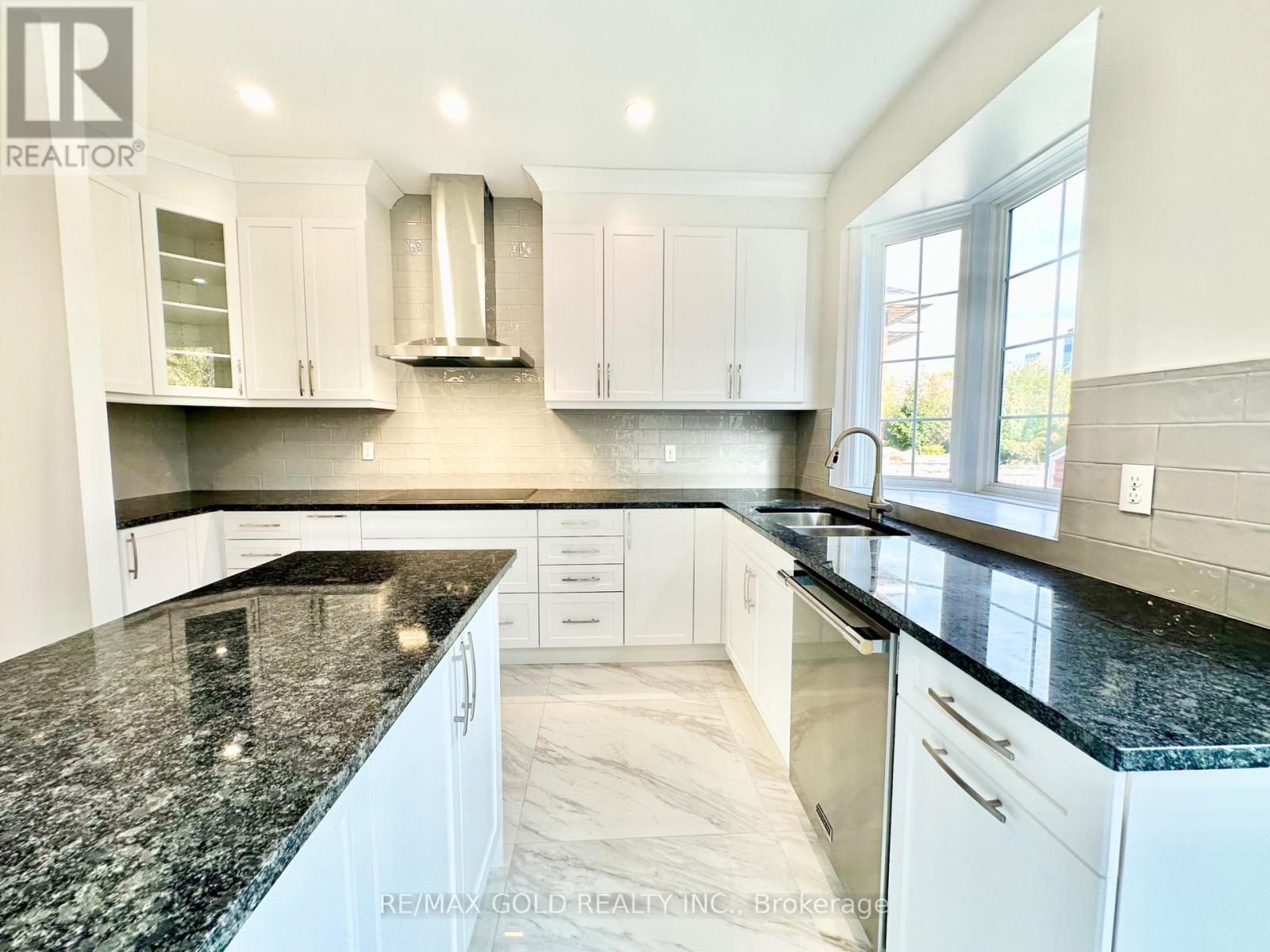3401 Crompton Crescent, Mississauga, Ontario  L5B 4C7 - Photo 24 - W12473794