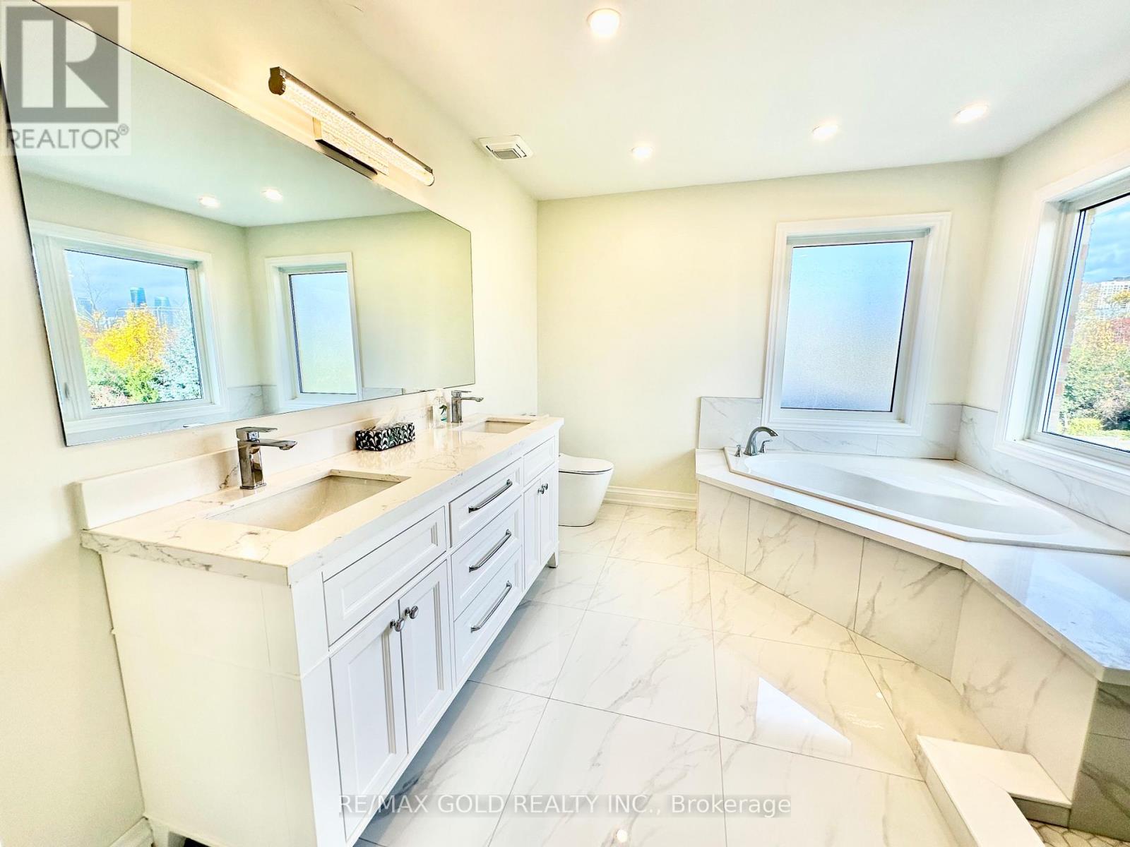 3401 Crompton Crescent, Mississauga, Ontario  L5B 4C7 - Photo 29 - W12473794