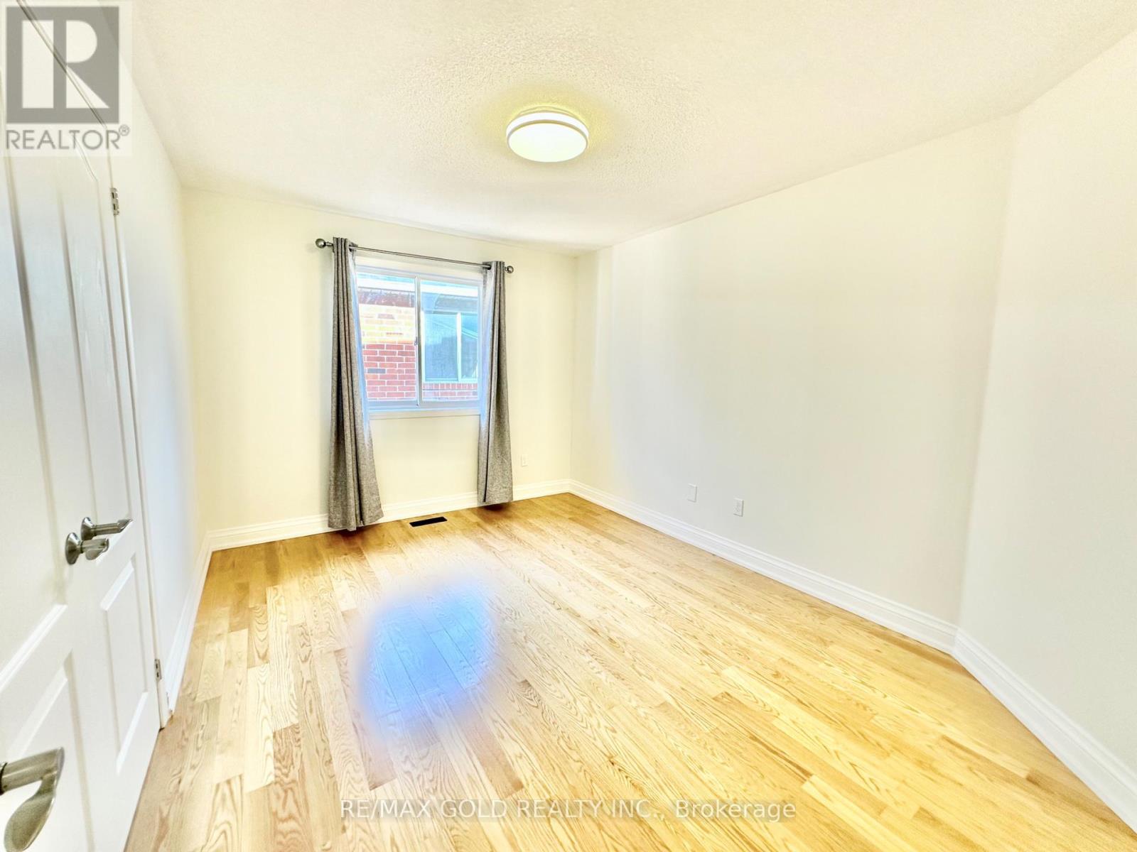 3401 Crompton Crescent, Mississauga, Ontario  L5B 4C7 - Photo 33 - W12473794