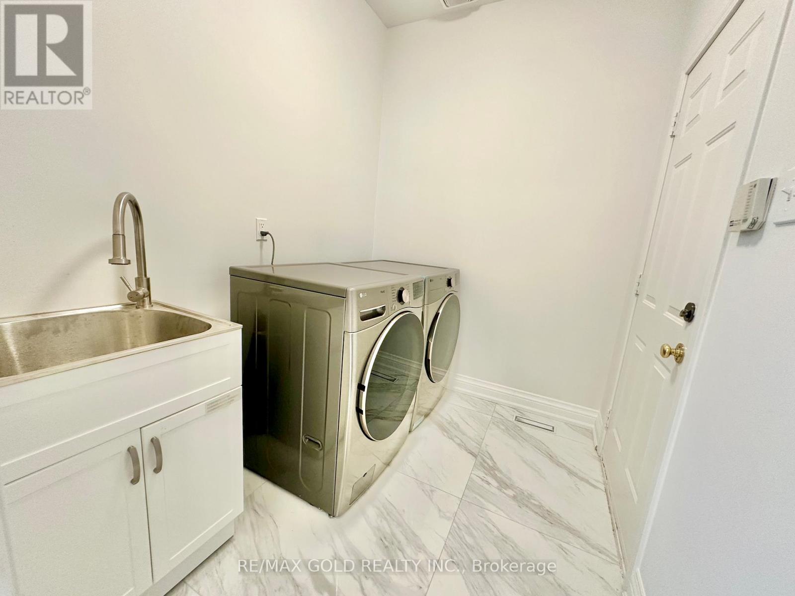 3401 Crompton Crescent, Mississauga, Ontario  L5B 4C7 - Photo 36 - W12473794