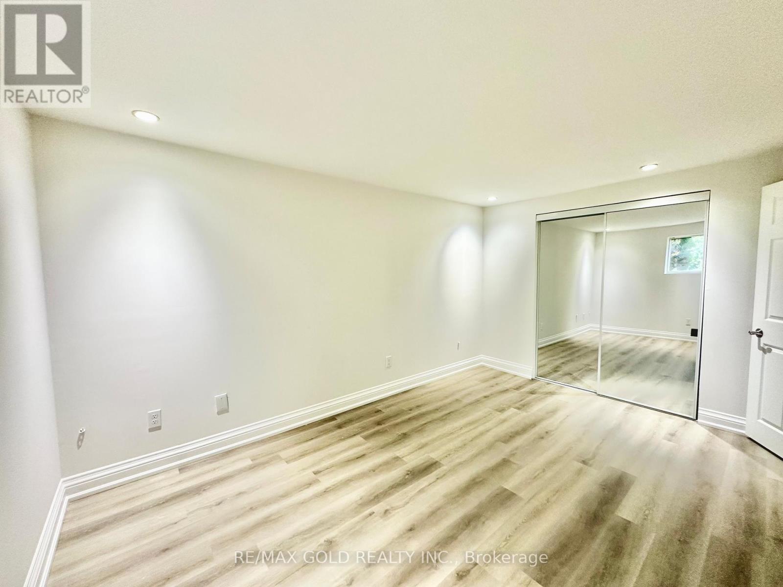 3401 Crompton Crescent, Mississauga, Ontario  L5B 4C7 - Photo 42 - W12473794