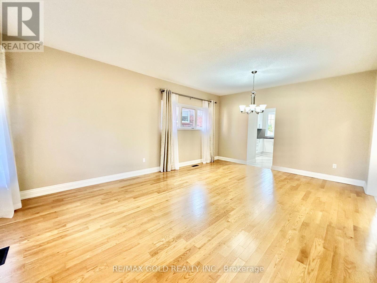 3401 Crompton Crescent, Mississauga, Ontario  L5B 4C7 - Photo 5 - W12473794