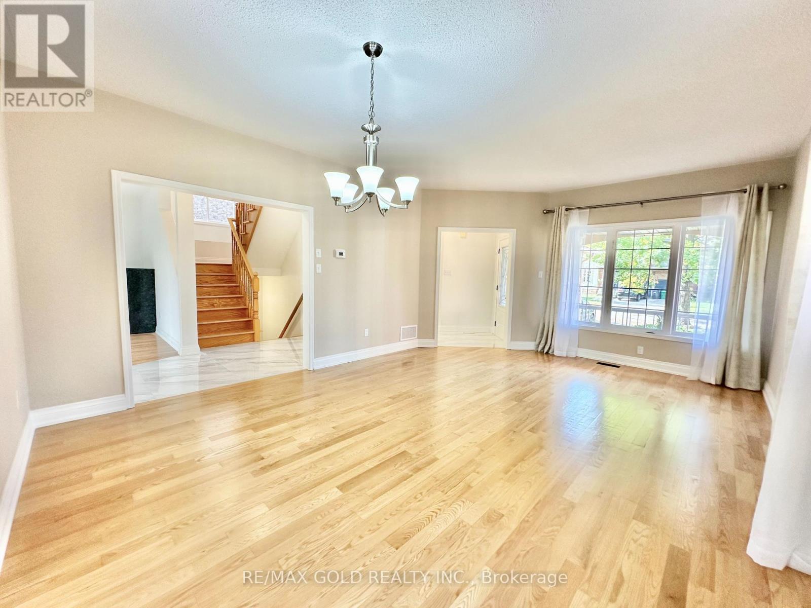 3401 Crompton Crescent, Mississauga, Ontario  L5B 4C7 - Photo 6 - W12473794