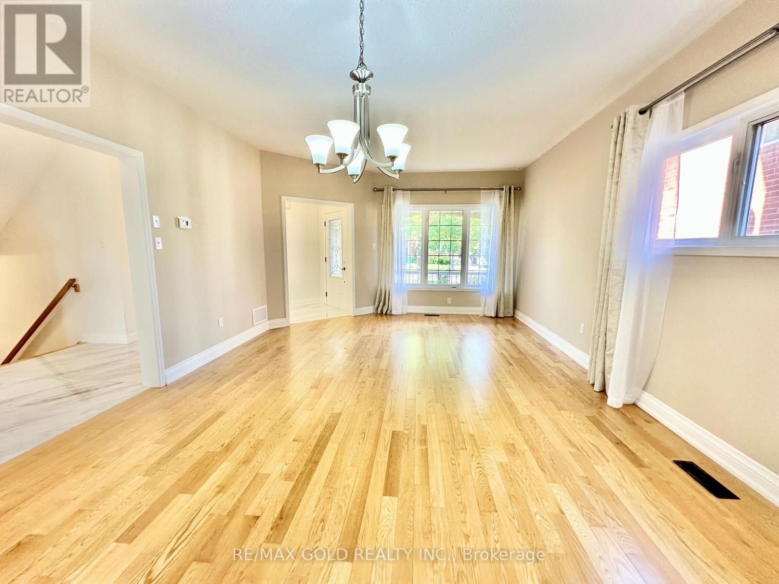 3401 Crompton Crescent, Mississauga, Ontario  L5B 4C7 - Photo 7 - W12473794
