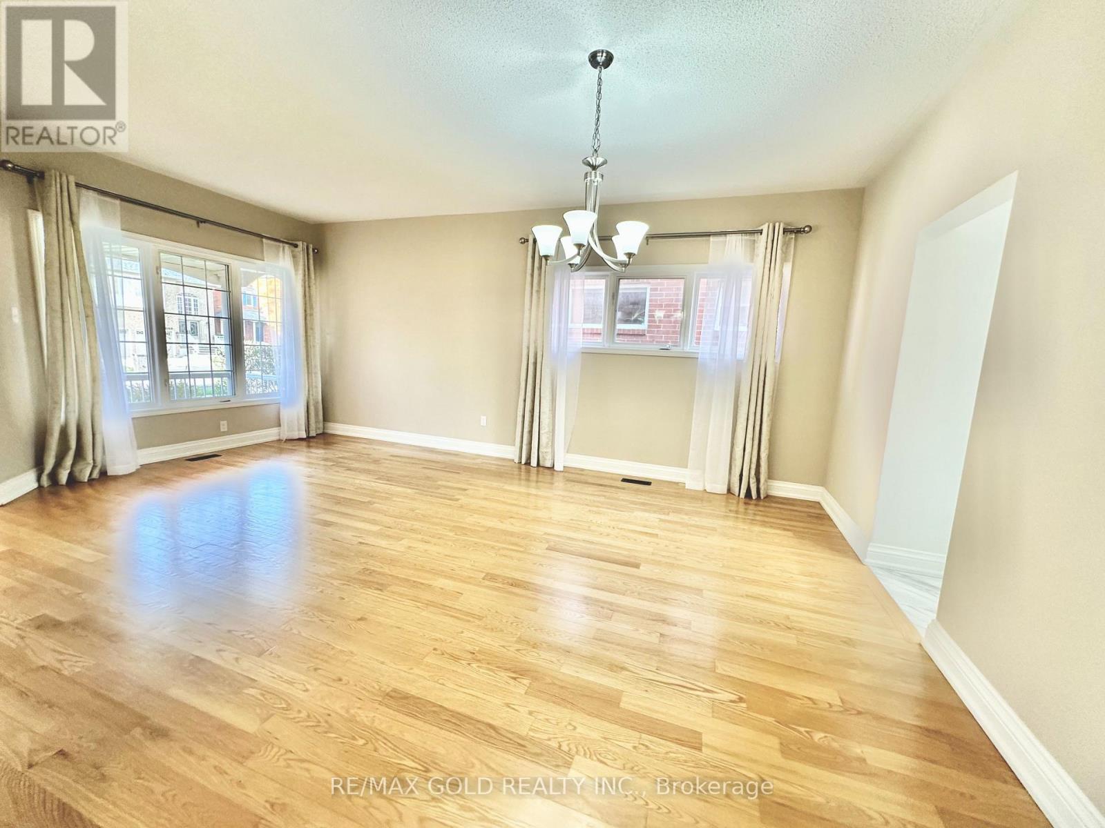3401 Crompton Crescent, Mississauga, Ontario  L5B 4C7 - Photo 8 - W12473794