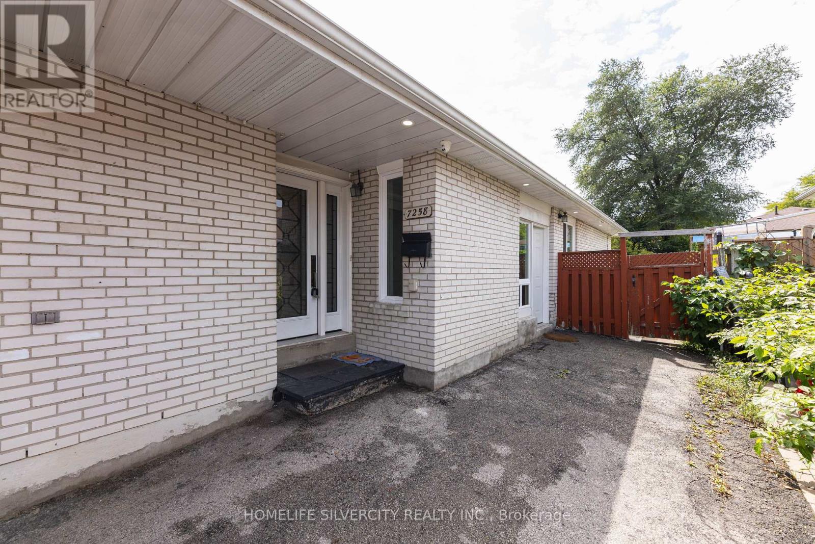 7258 Reindeer Drive, Mississauga, Ontario  L4T 2M7 - Photo 4 - W12473865