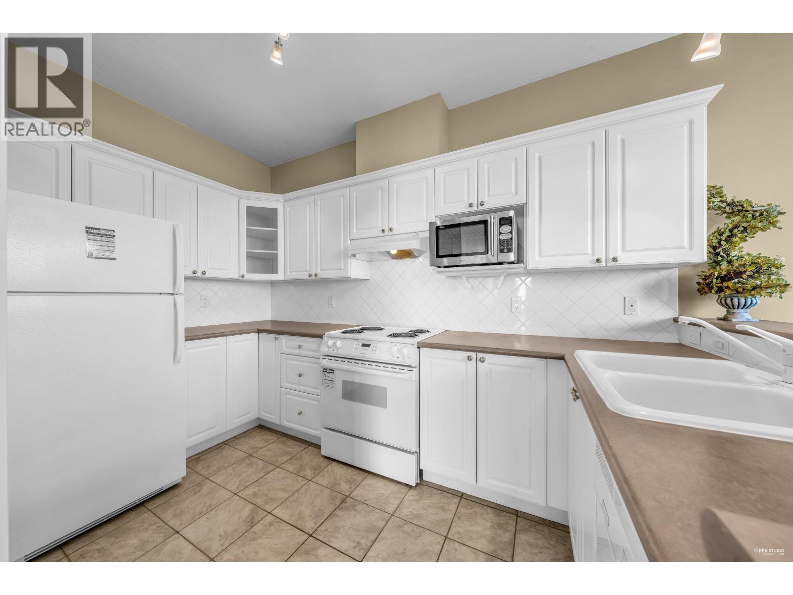 2302 6837 Station Hill Drive, Burnaby, British Columbia  V3N 5B7 - Photo 9 - R3060417