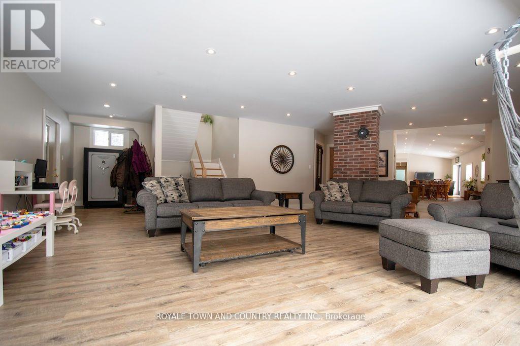 829 Peace Road, Kawartha Lakes, Ontario  K0L 2W0 - Photo 35 - X12453519