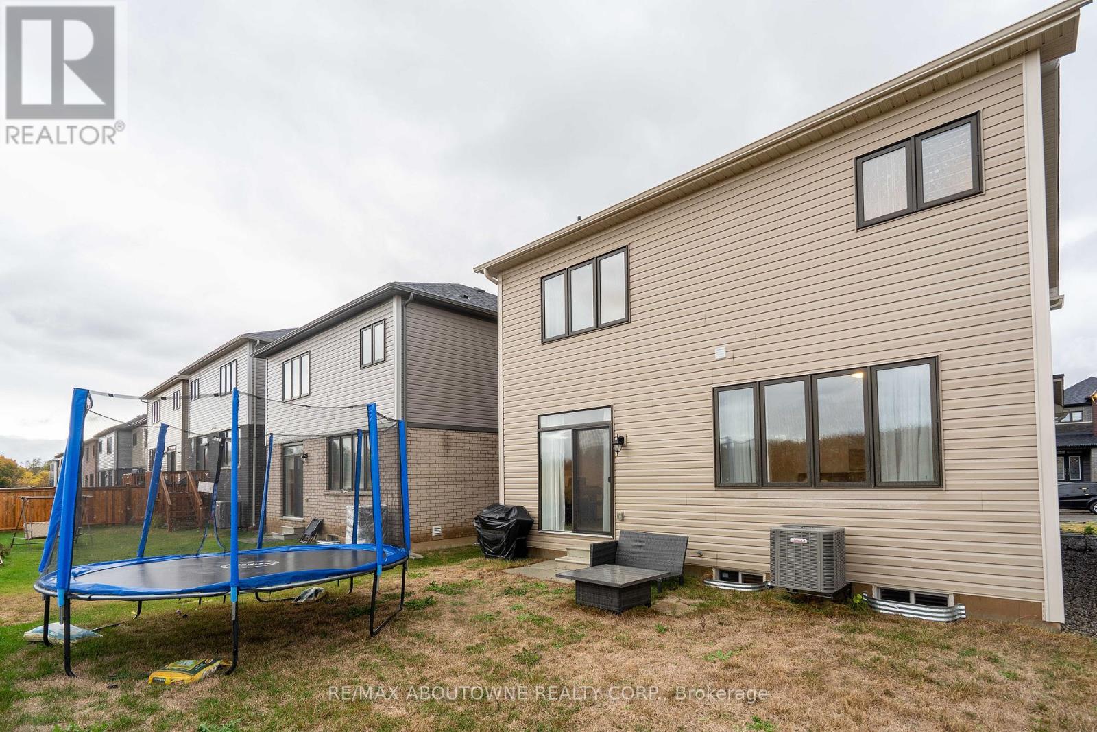 57 Monteith Drive, Brantford, Ontario  N3T 0W6 - Photo 38 - X12471557