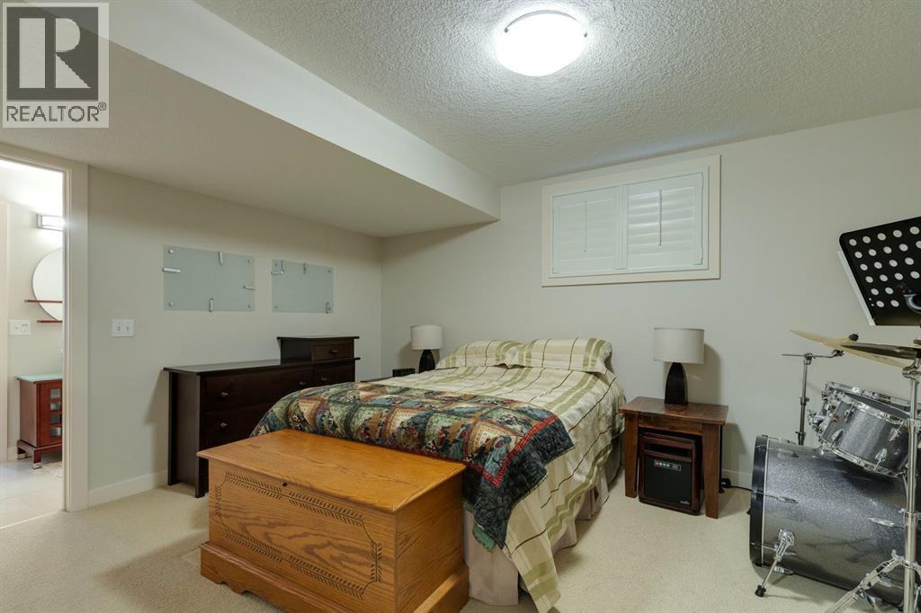 60 Elmont Court Sw, Calgary, Alberta  T3H 5Z8 - Photo 39 - A2261372