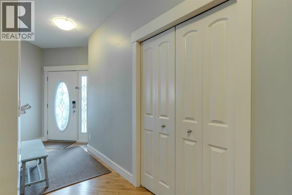 60 Elmont Court Sw, Calgary, Alberta  T3H 5Z8 - Photo 5 - A2261372