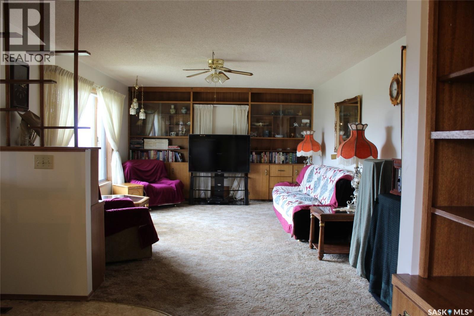 223 2nd Street W, Climax, Saskatchewan  S0N 0N0 - Photo 2 - SK021337