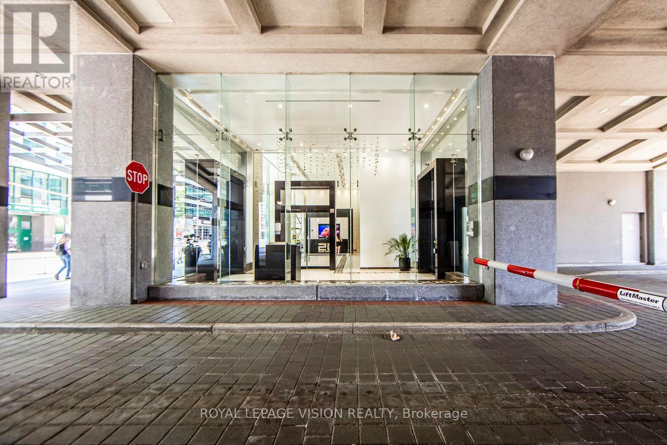 1811 - 20 Blue Jays Way, Toronto, Ontario  M5V 3W6 - Photo 3 - C12473879