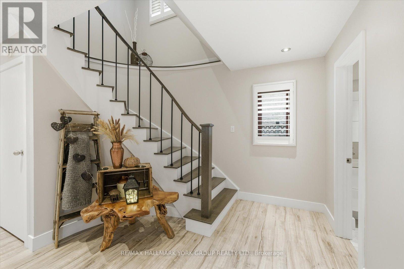 234 Billings Crescent, Newmarket (Bristol-London), Ontario  L3Y 7Y7 - Photo 3 - N12473907