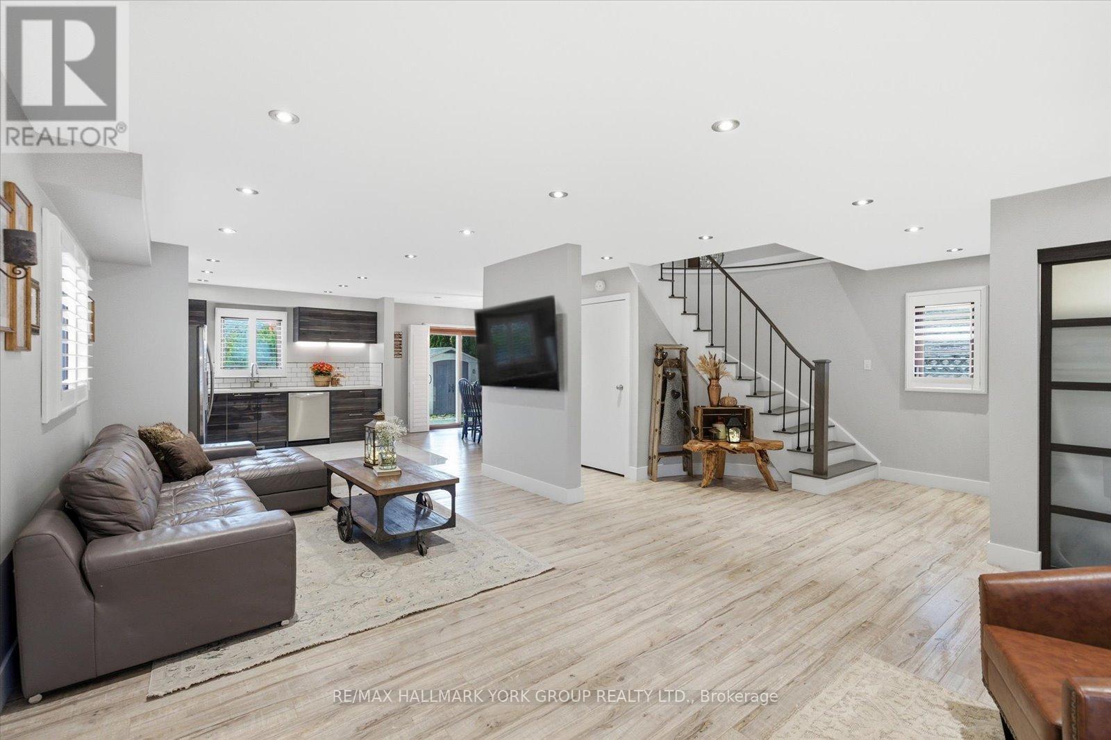 234 Billings Crescent, Newmarket (Bristol-London), Ontario  L3Y 7Y7 - Photo 5 - N12473907