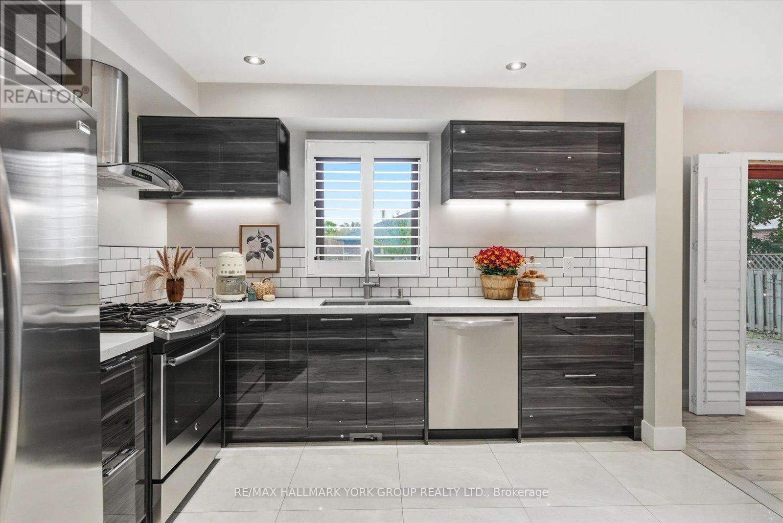 234 Billings Crescent, Newmarket (Bristol-London), Ontario  L3Y 7Y7 - Photo 6 - N12473907