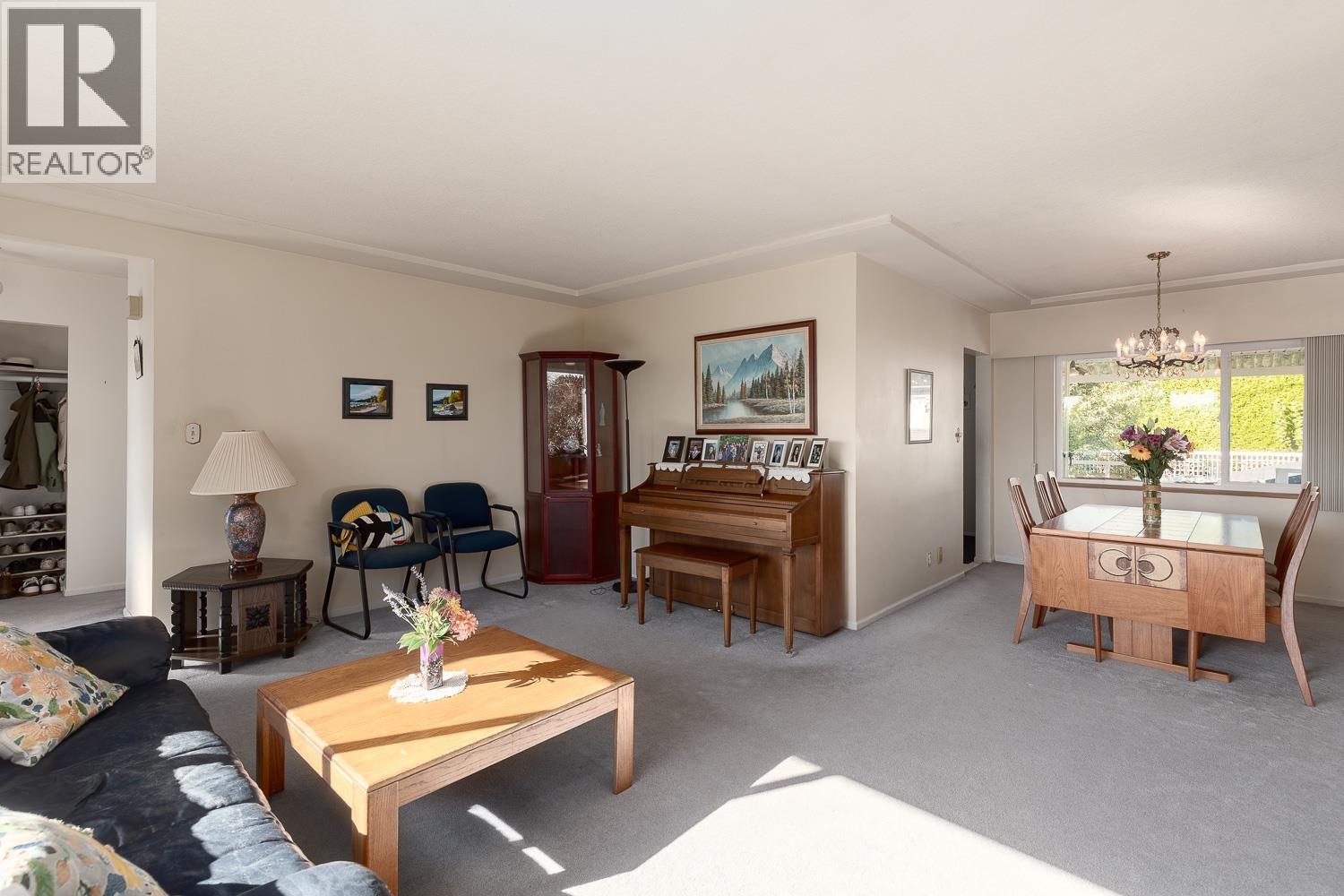 6465 Dawson Street, Burnaby, British Columbia  V5B 2W7 - Photo 5 - R3060150