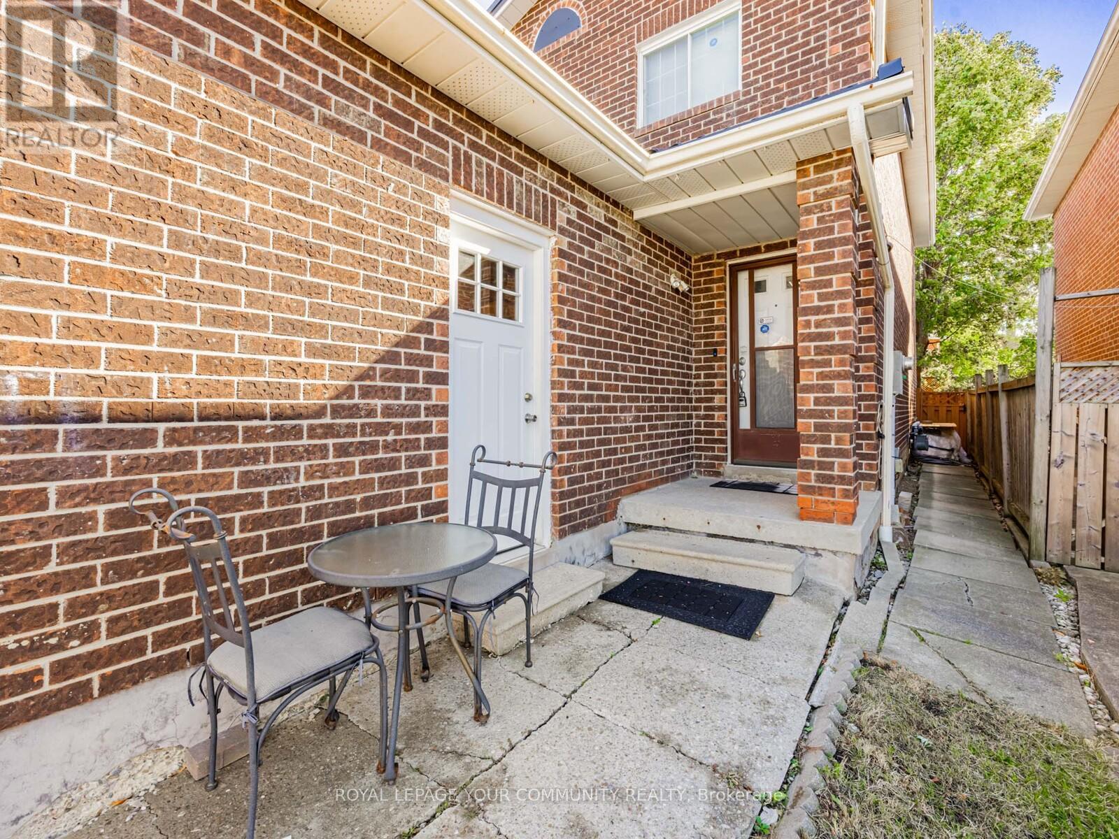 133 Wexford Road, Brampton, Ontario  L6Z 2T5 - Photo 3 - W12473887