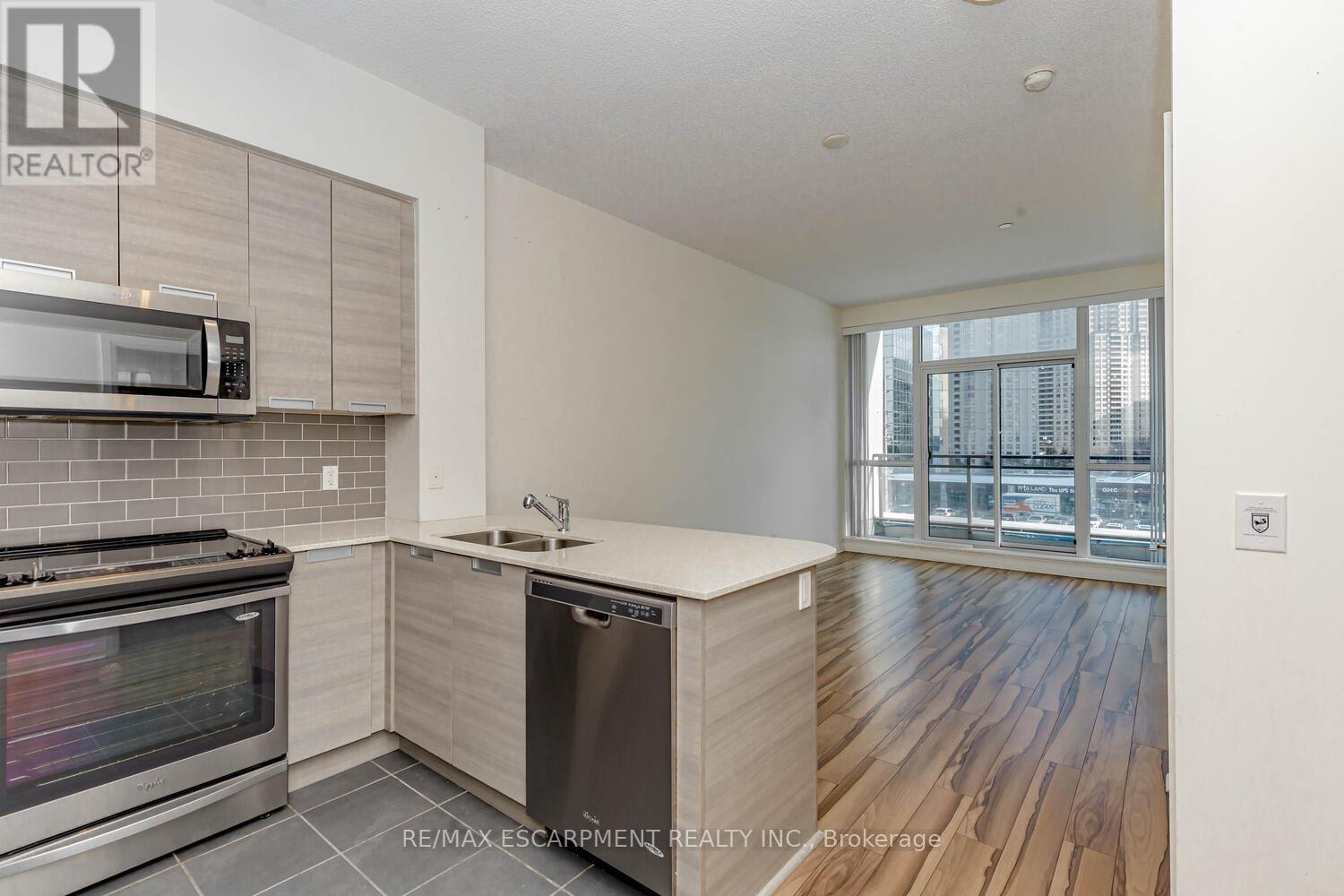 302 - 75 Eglinton Avenue W, Mississauga, Ontario  L5R 0E5 - Photo 10 - W12473953