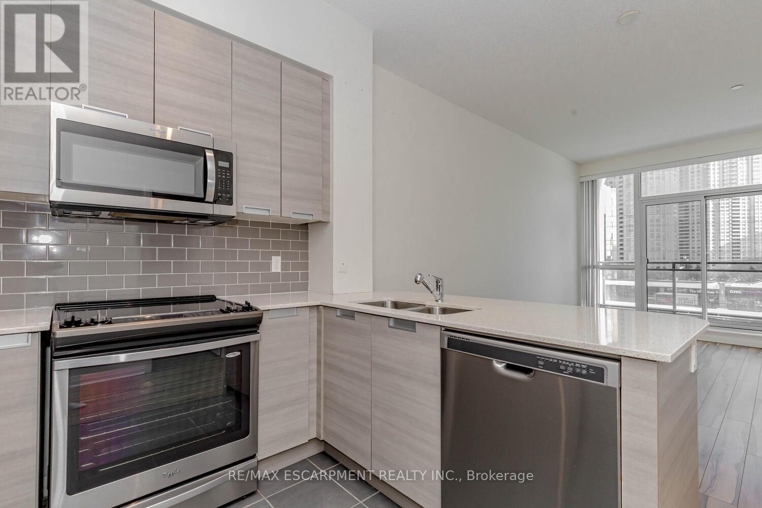302 - 75 Eglinton Avenue W, Mississauga, Ontario  L5R 0E5 - Photo 11 - W12473953