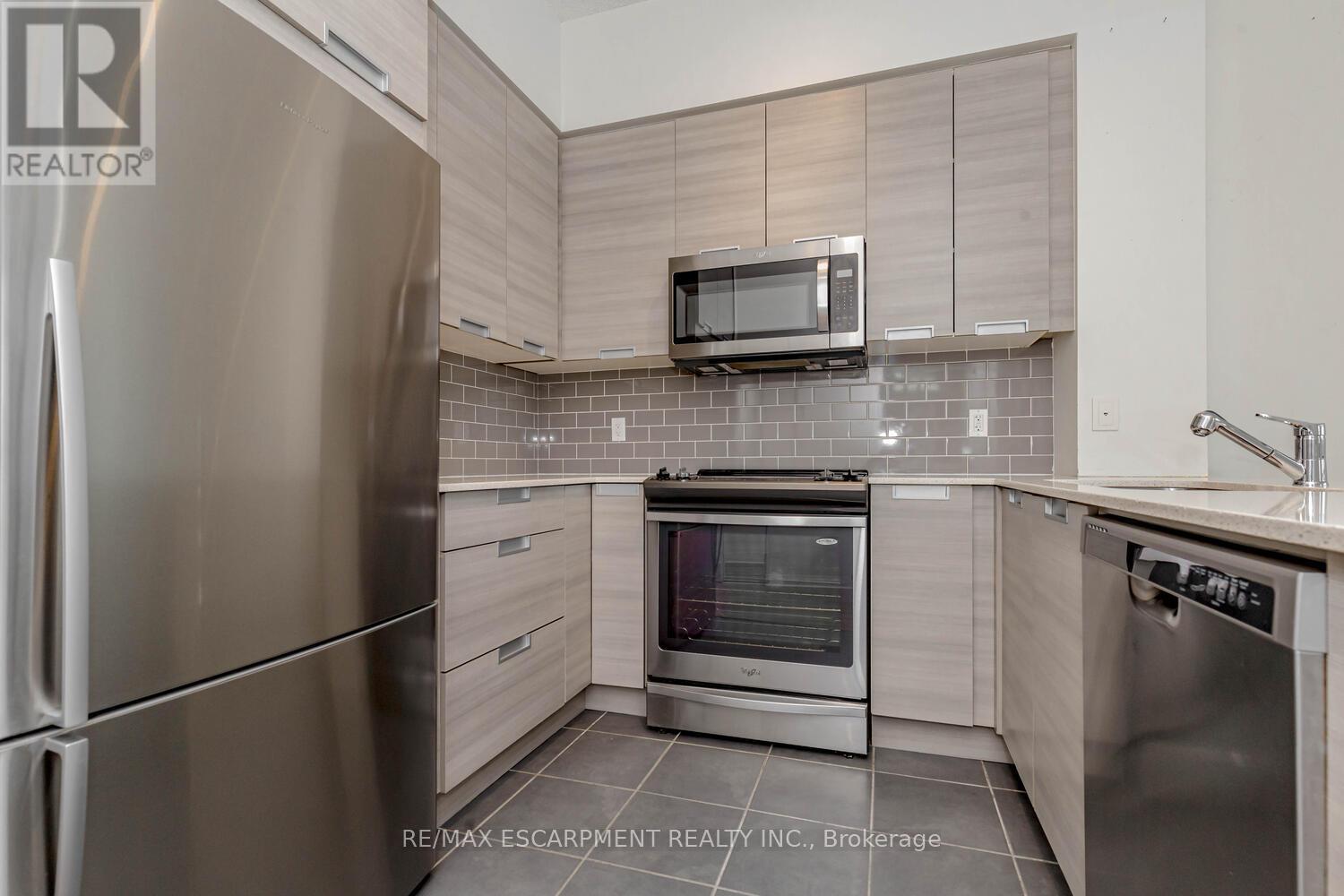 302 - 75 Eglinton Avenue W, Mississauga, Ontario  L5R 0E5 - Photo 12 - W12473953