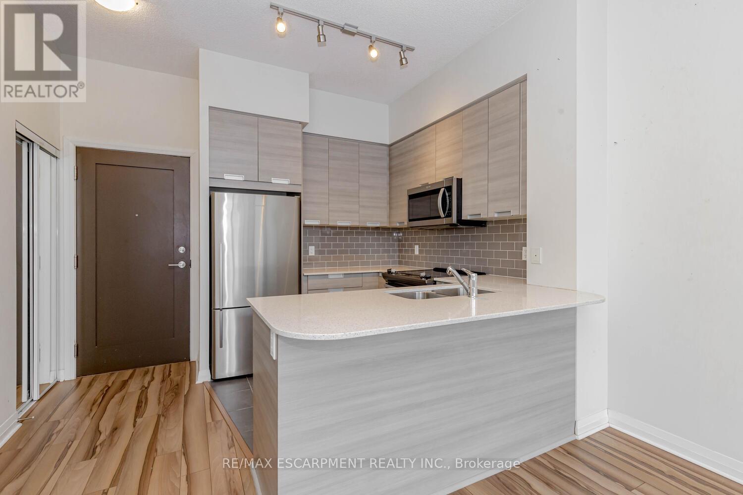 302 - 75 Eglinton Avenue W, Mississauga, Ontario  L5R 0E5 - Photo 13 - W12473953