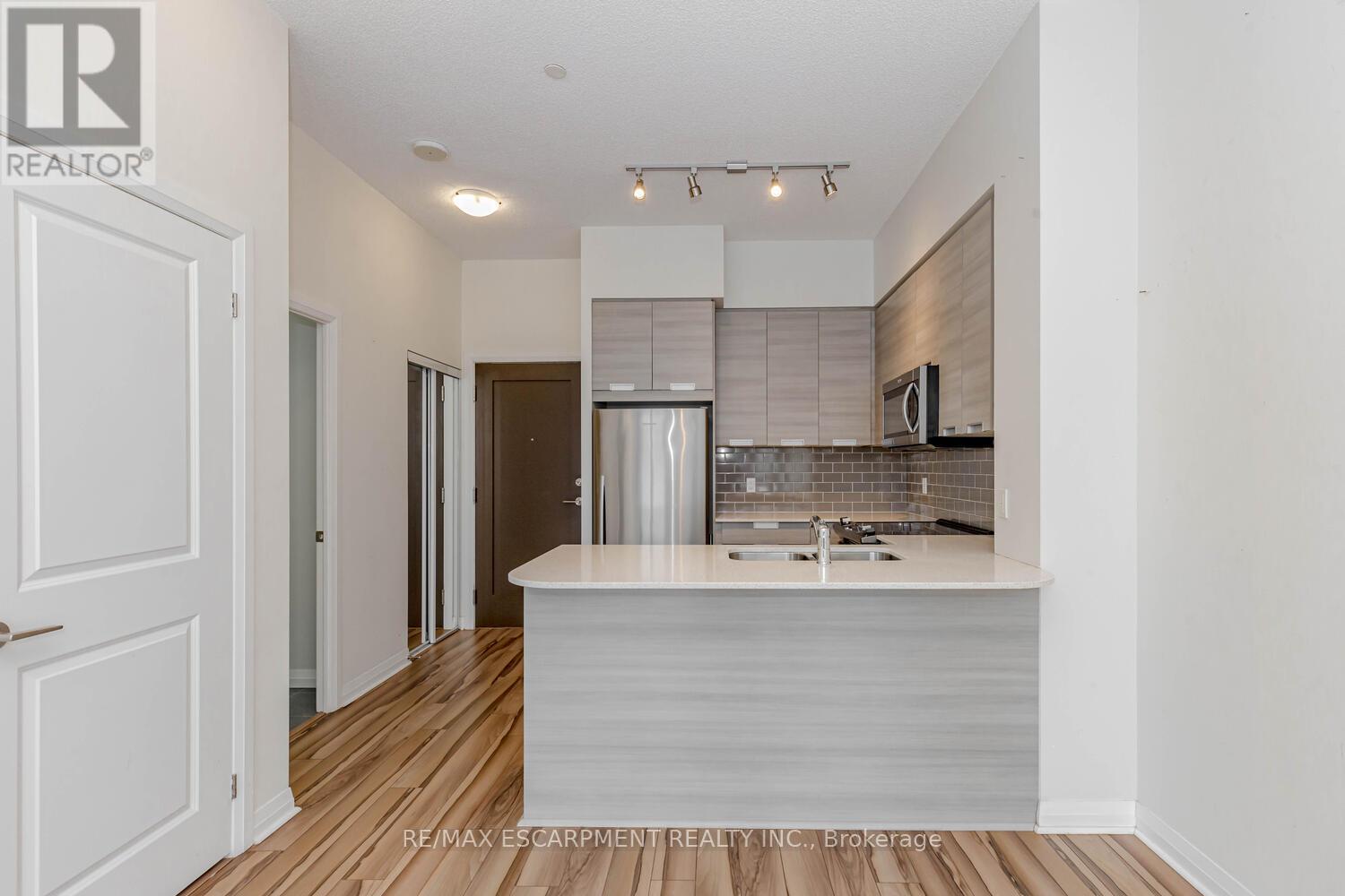 302 - 75 Eglinton Avenue W, Mississauga, Ontario  L5R 0E5 - Photo 14 - W12473953