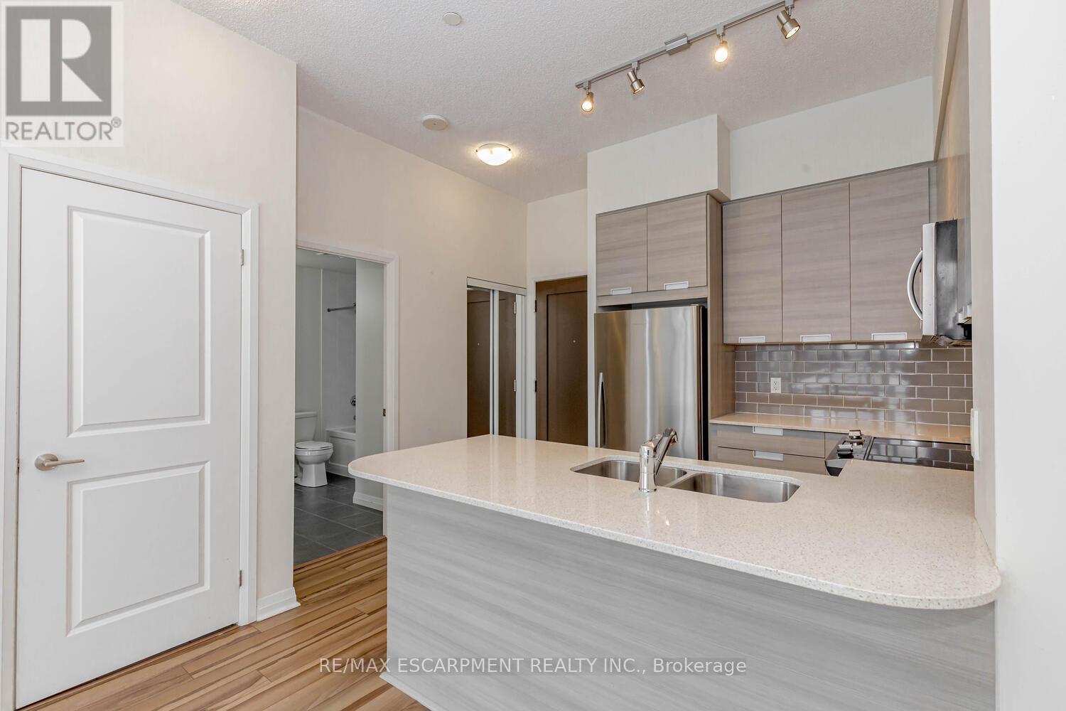 302 - 75 Eglinton Avenue W, Mississauga, Ontario  L5R 0E5 - Photo 15 - W12473953