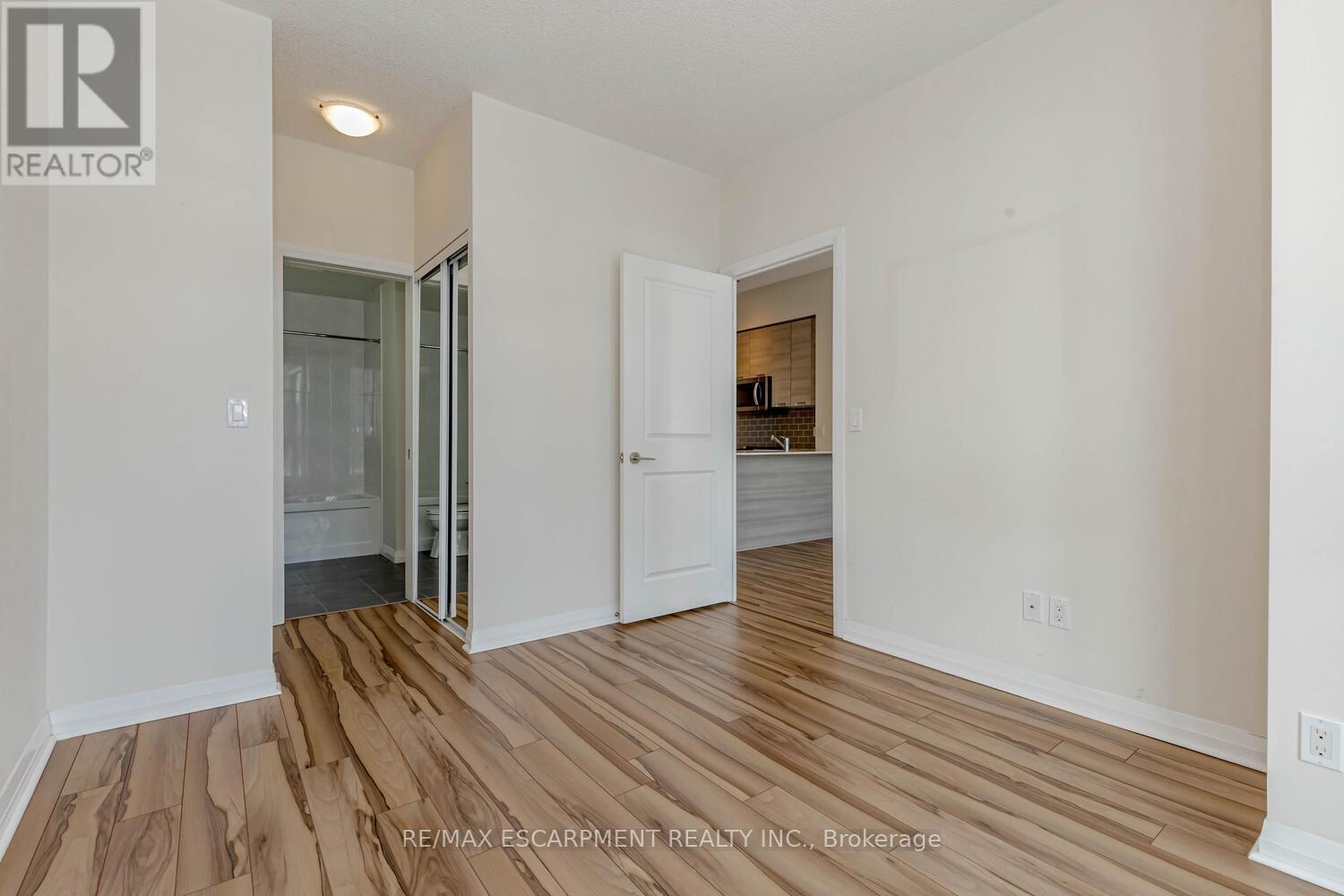 302 - 75 Eglinton Avenue W, Mississauga, Ontario  L5R 0E5 - Photo 19 - W12473953